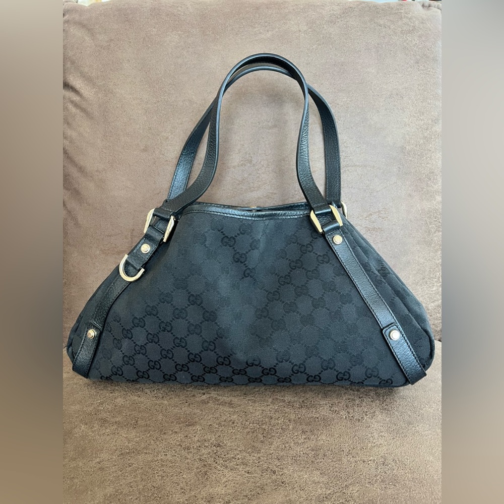 Gucci canvas Pelham shoulder bag- like new!